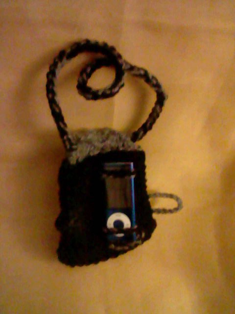 mp3 Hanging Sleeve (features_ two crocheted strands to hold the mp3 player in place and an crocheted shelf to help thwart accidental slippag